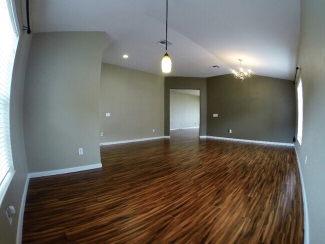 Building Photo - 5046 SW 40th Pl