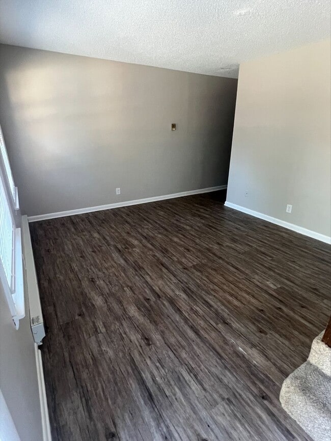 Building Photo - 1 Bedroom Townhouse Ready for Move In!