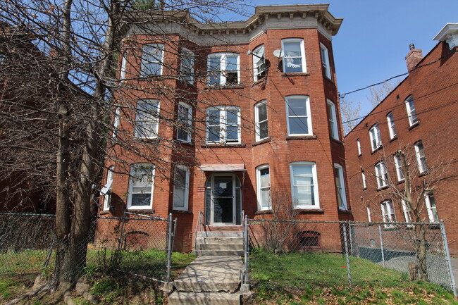 Building Photo - 166 Bond St