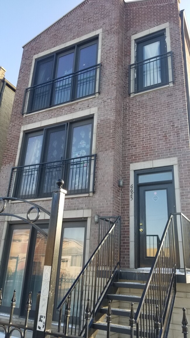 Building Photo - 6625 W Belmont Ave