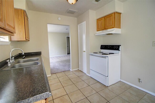 Foto del edificio - 9430 Golden Wood Ln