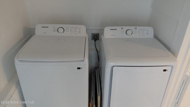 Building Photo - 9357 Victoria Dr