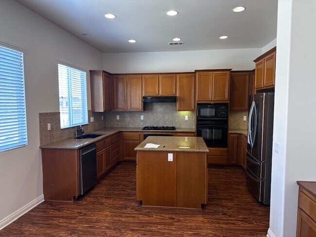 Foto del edificio - Excellent Extended Family home!