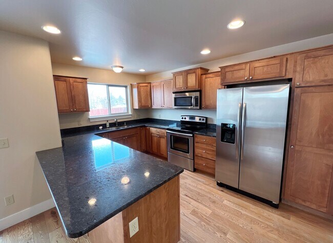 Foto del edificio - 3-Bedroom Townhome with Double Garage & Private Fenced Yard