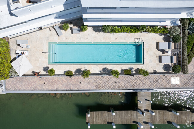 Piscina - Bay-Front Apartment Complex