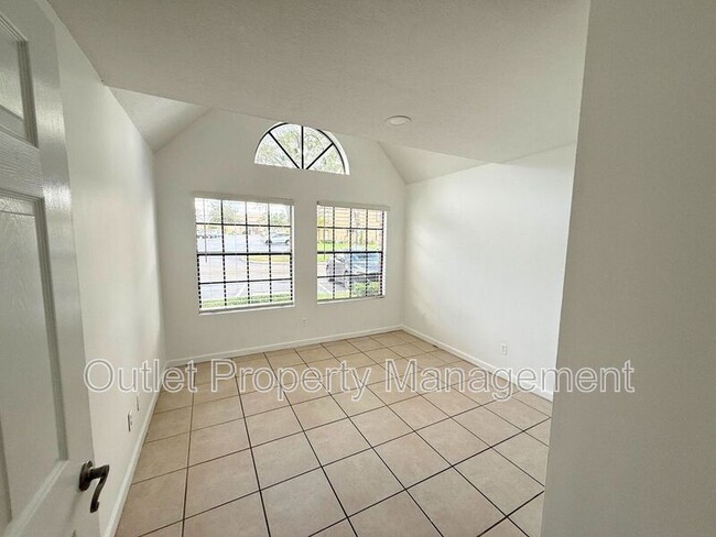 Building Photo - 315 Lakepointe Dr