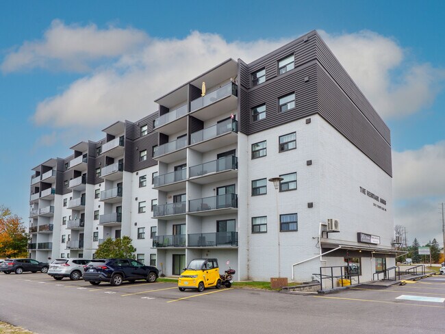 Photo du bâtiment - The Heritage Arms Apartments