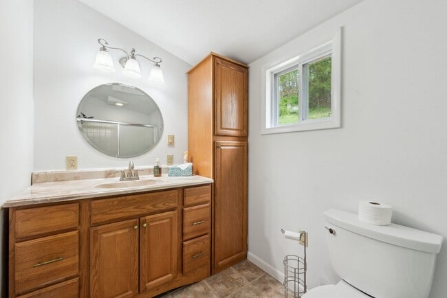 Building Photo - Beautiful 3 bedroom home in Jeannette available July 1!