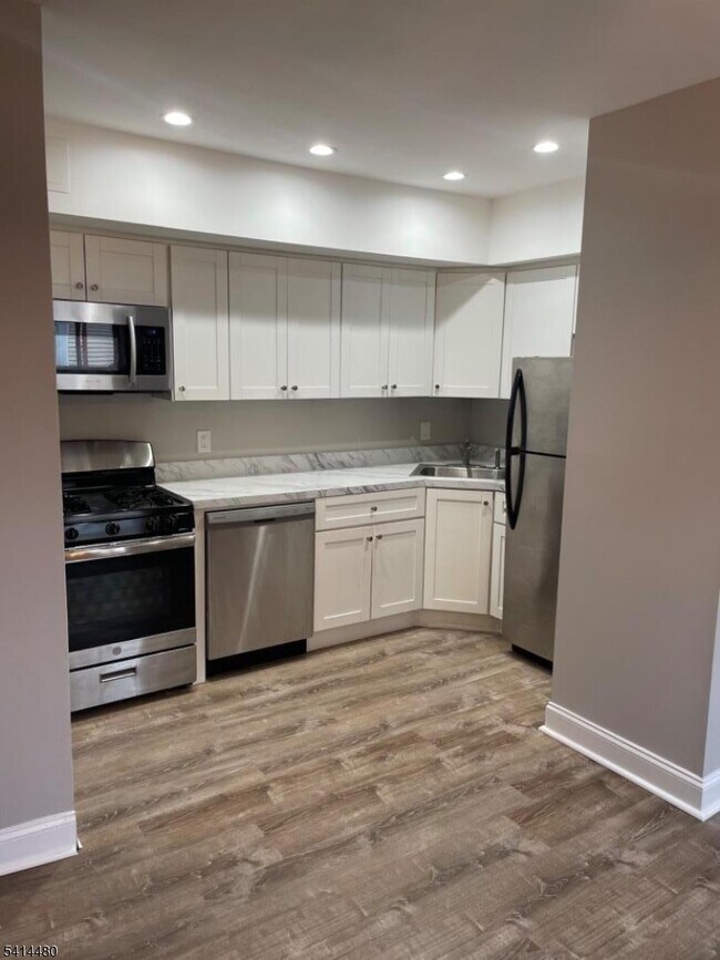 Building Photo - 64 Maple Ave