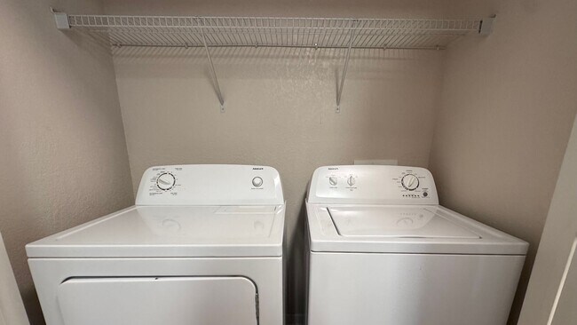 Foto del edificio - Gated Community Condo Now Available! LOW C...