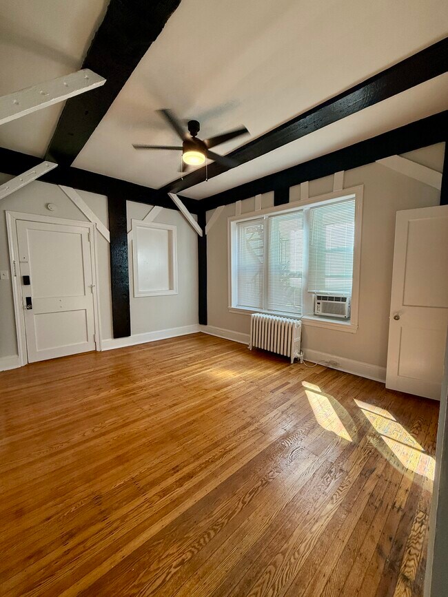 Foto del edificio - 108 Forrest Ave