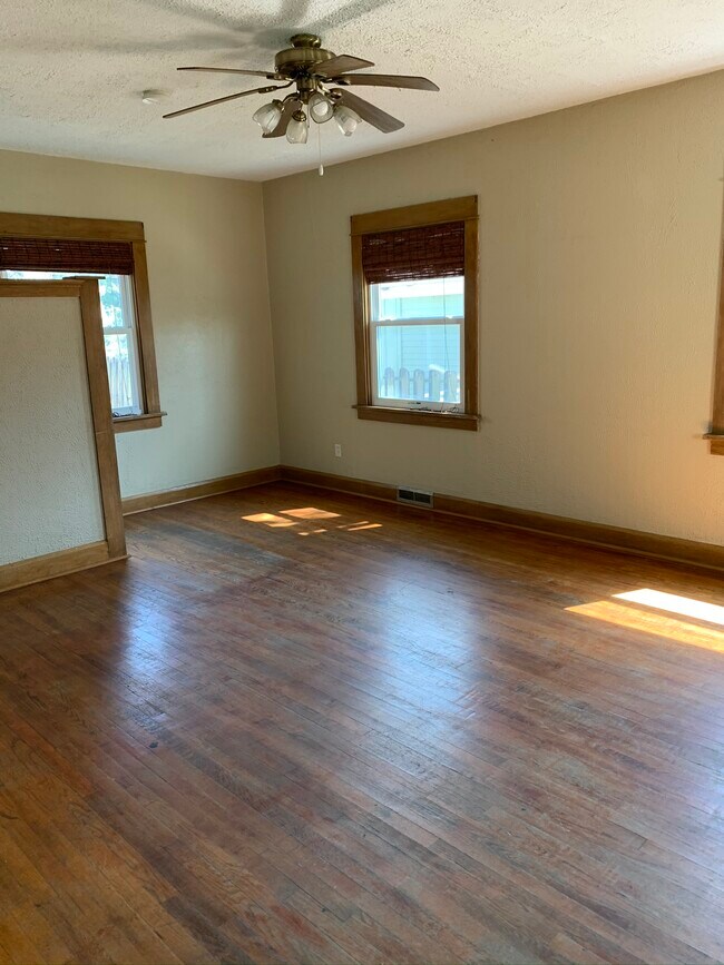 Building Photo - 1126 Elmhurst Dr NE