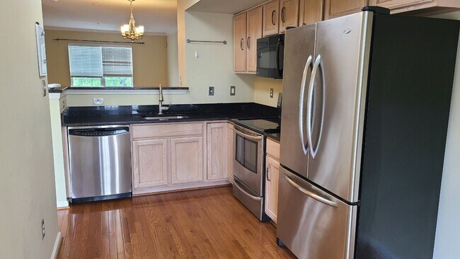 Building Photo - Spacious & Sunny 2Bed/2Bath End Unit in The Village at Town Center