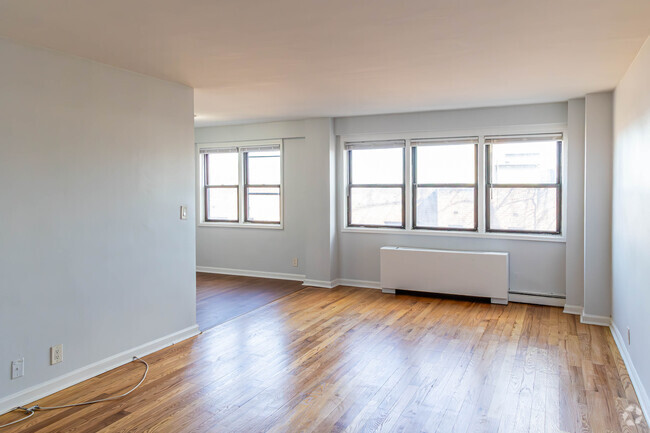 1BR, 1BA - 1,000SF - Living Area - 243 South Harrison Street