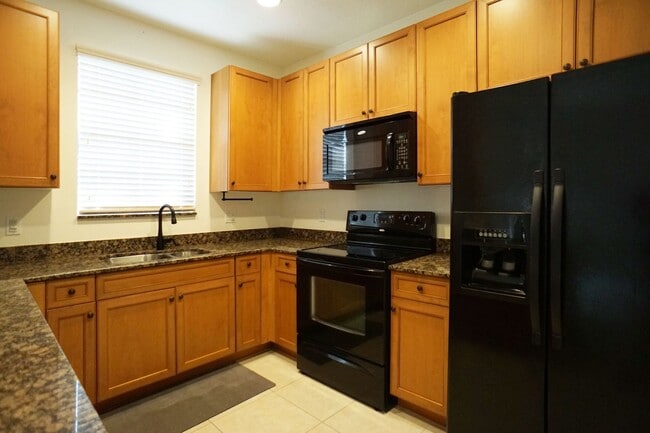 Building Photo - 3Bed/ 2.5Bath Townhome W/Garage - Gramercy...