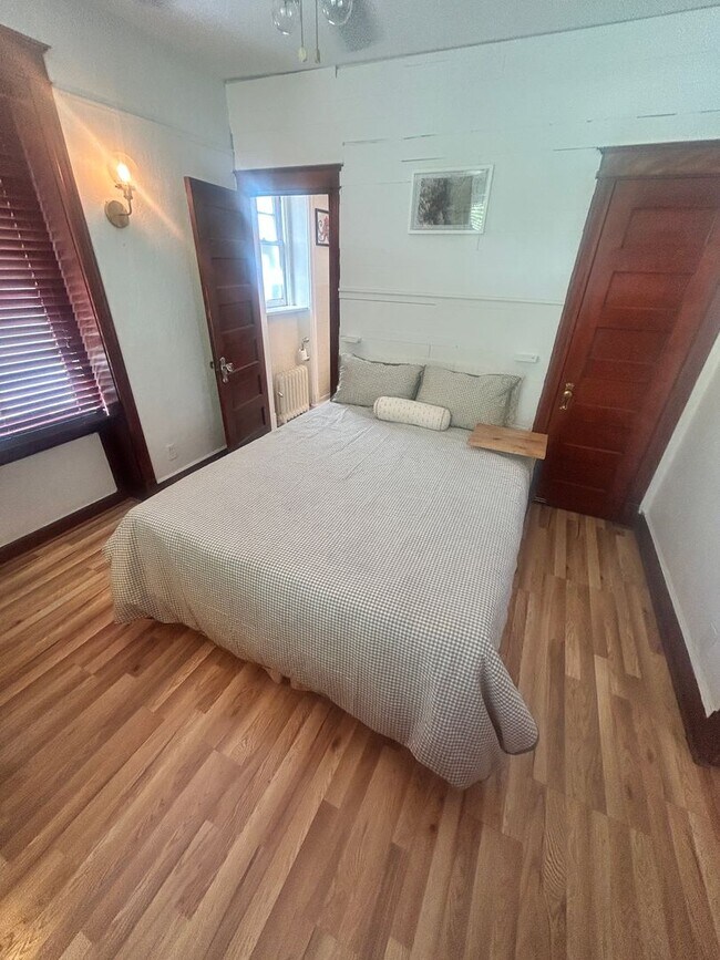 Foto del edificio - 2 bed 1 bath Cap Hill Condo w/Parking!