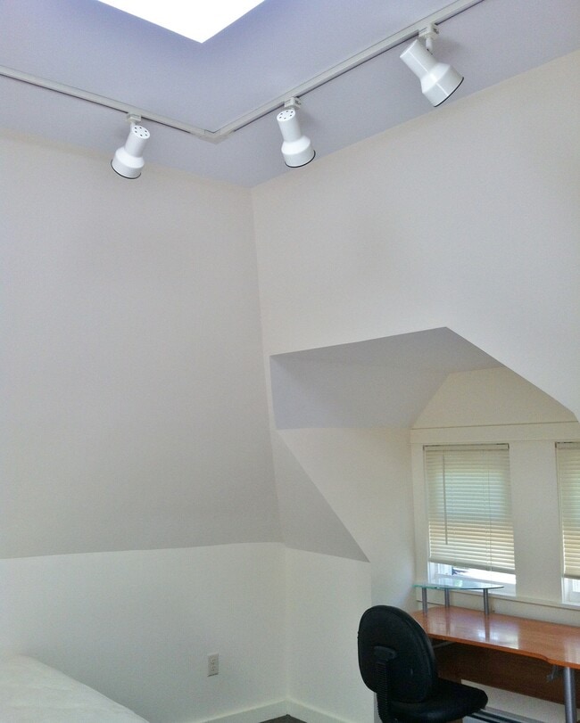 Building Photo - 208 Williams St