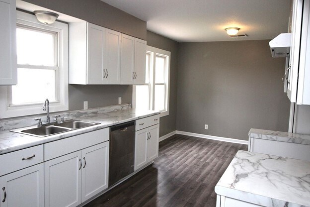 Kitchen Dining Room - 2222 S Santa Fe St