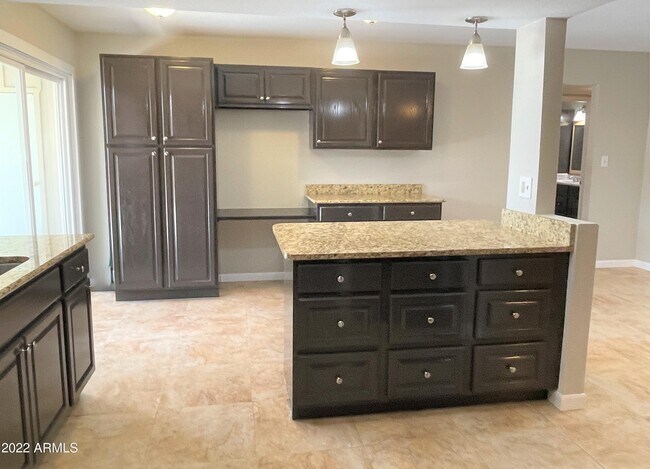 Building Photo - 2117 E Donner Dr