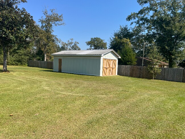 Building Photo - 26743 Pine St