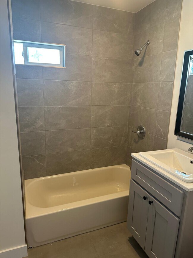 Foto del edificio - 8178 Chestnut Ave