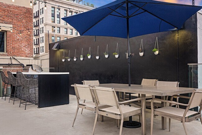 Cocina y asientos junto a la piscina - The Brockman Lofts