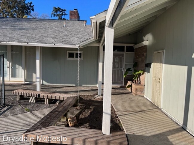 Building Photo - 3 br, 2.5 bath House - 1855 E. Poplar St.