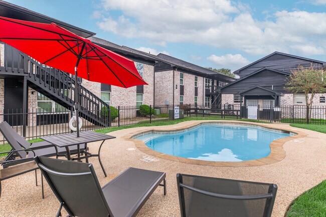 Relájate junto a la piscina. - Tomball Ranch