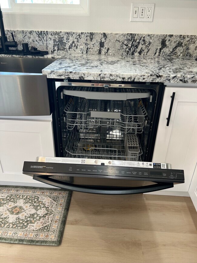 Foto del edificio - 16-2144-2144 Treefern Dr