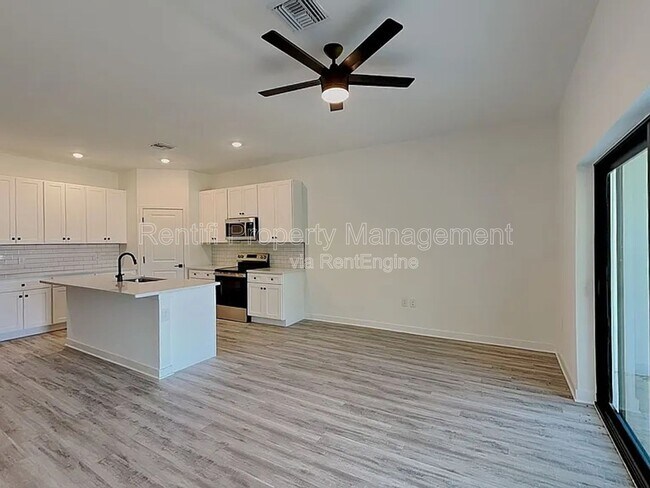 Foto del edificio - 558 Nimitz Blvd