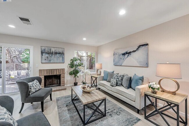 Foto del edificio - 7516 Silvertree Ln
