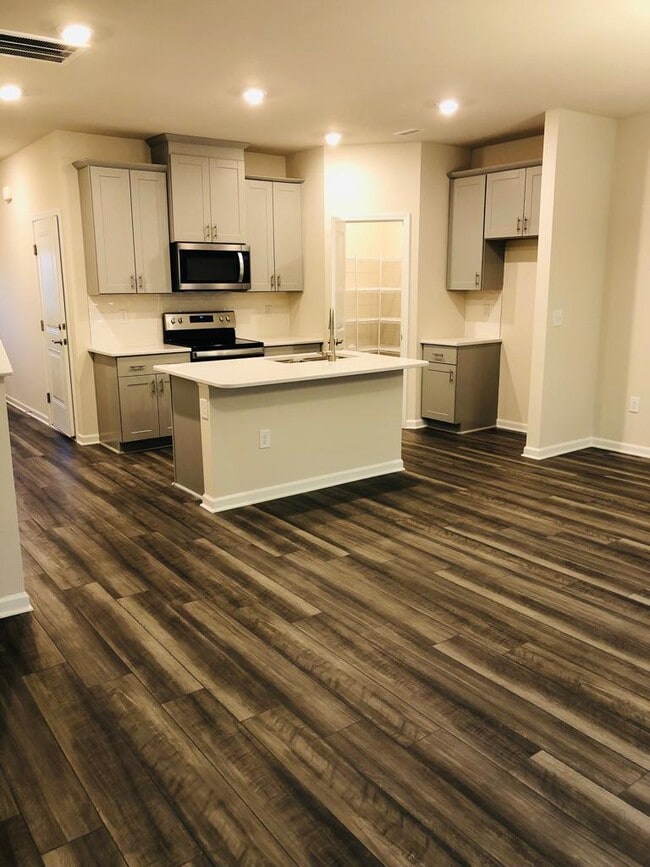 Foto del edificio - 266 Brook Farm Ln