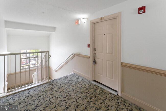 Building Photo - 8921 Town Center Cir