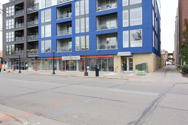 Foto del edificio - Modern 2-Bedroom Apartment with Private Patio in the Heart of Uptown