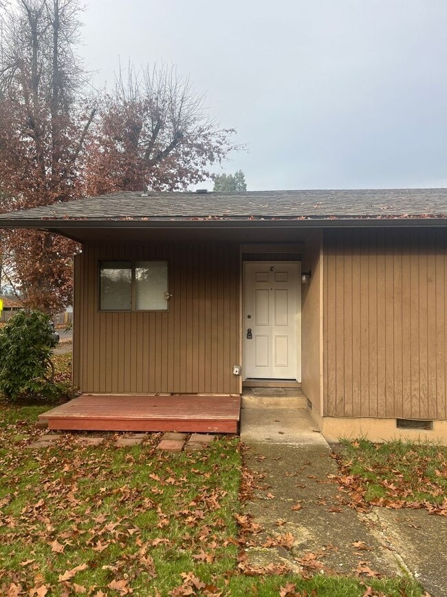 Building Photo - 2-Bedroom 1-Bathroom Tri-Plex in Thurston!