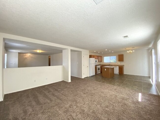 Building Photo - Spacious 3BR/2Bath/2Living - 1 Car Garage