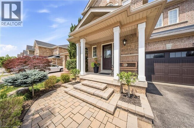 Photo du bâtiment - 5875 Blue Spruce Ave