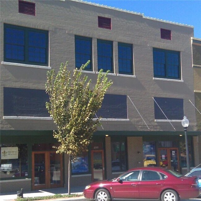 Foto del edificio - 208 N Bryan Ave