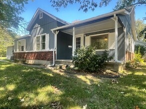 Building Photo - 810 N Du Quoin St