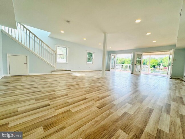 Building Photo - 3614 Lakeside Dr