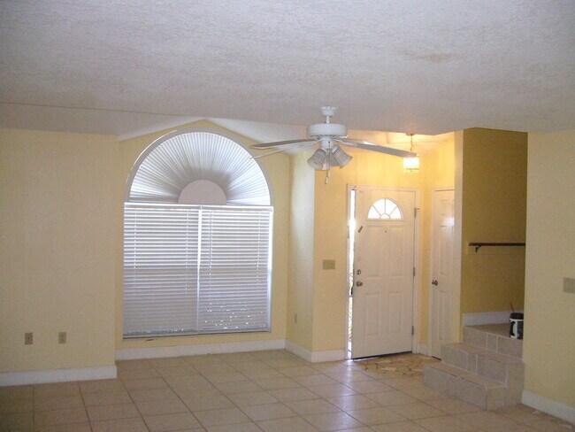 Foto del edificio - 2 Bedroom 2 bathroom Kissimmee ... Available April 2, 2026