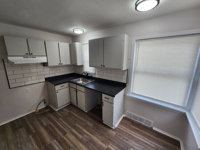 Foto del edificio - 2-Bedroom + Bonus Room Bungalow with Basement – Flexible Living Space