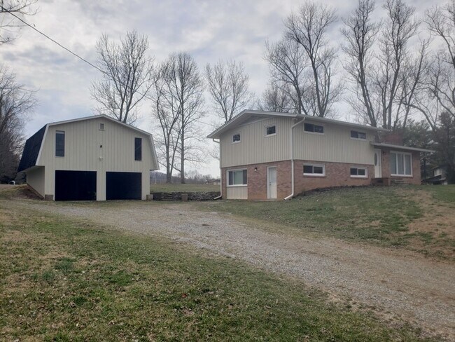 Foto del edificio - 4 Bedroom / 2 Bath Home  Kingsport, TN