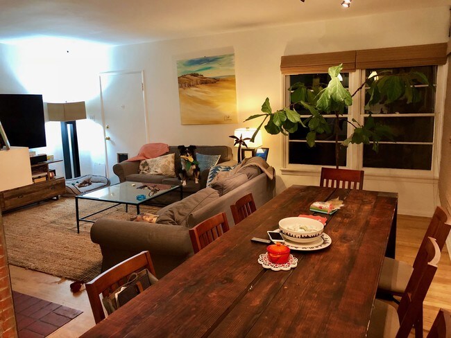 Sala de estar - 1532 Yale St