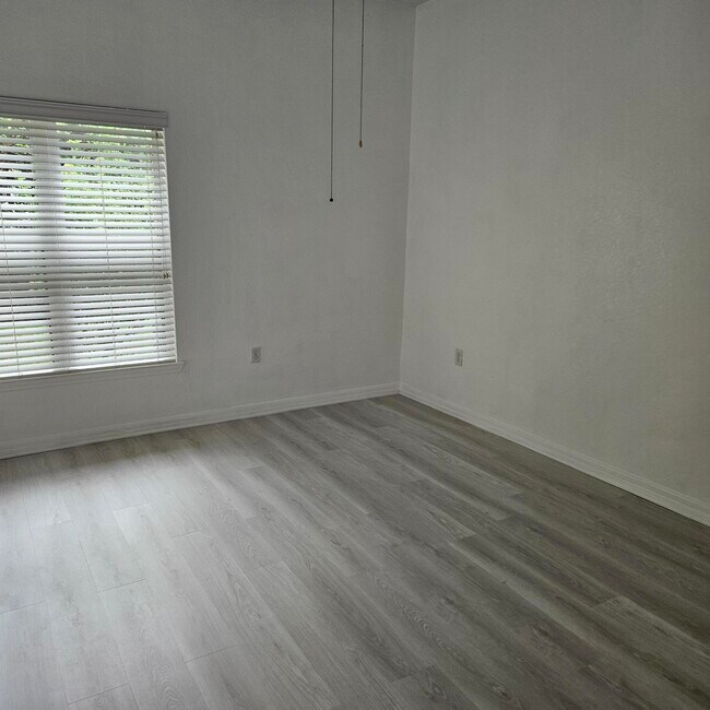 Building Photo - 1859 S Dovetail Dr