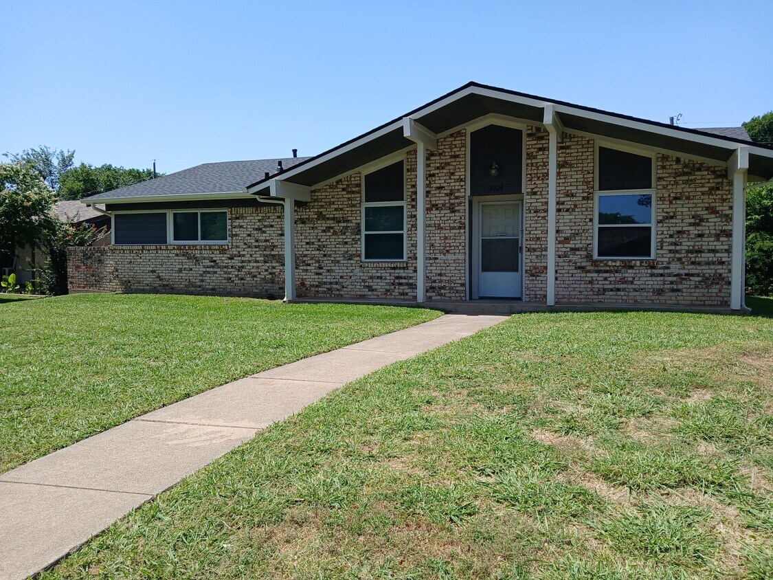 3-2-2 Ranch Style, 1,492 SF - 3924 Sun Valley Ct