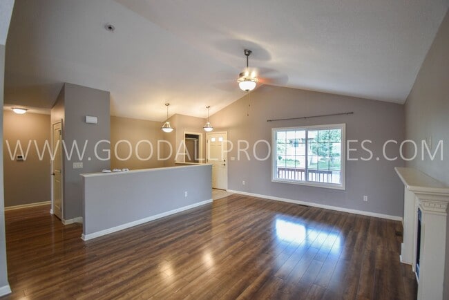 Building Photo - 4 Bedroom 3 Bath Club House and pool!
