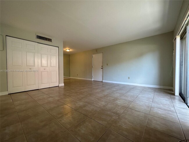 Building Photo - 10834 N Kendall Dr