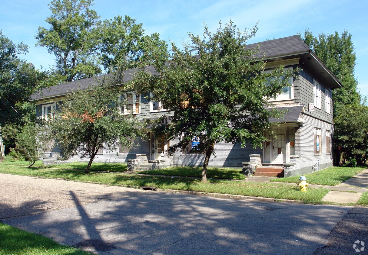 Building Photo - 1400 Church St