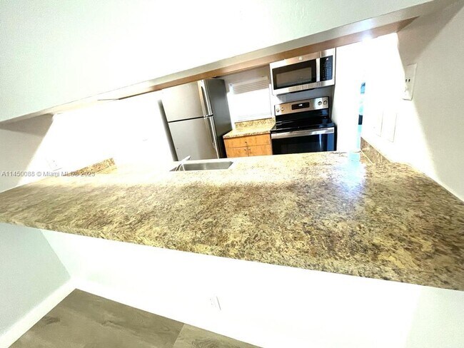 Foto del edificio - 8610 N Sherman Cir